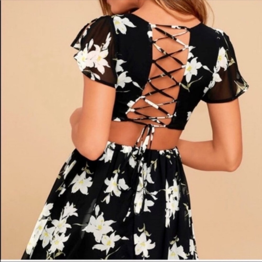 NWT Lulus Flutter Sleeve Black Floral Dress